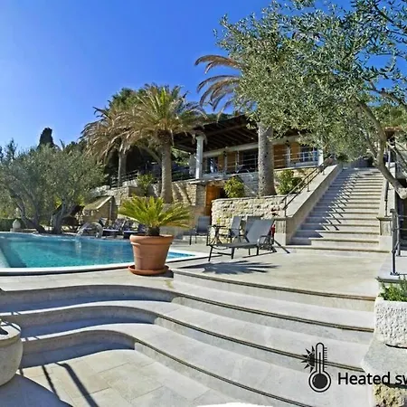 With 5 Bedrooms Apartment *
