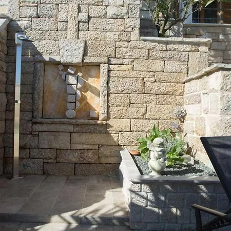 With 5 Bedrooms Split