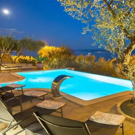 With 5 Bedrooms Split