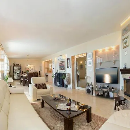 With 5 Bedrooms * Split