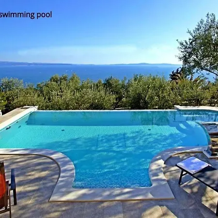 With 5 Bedrooms Apartment *