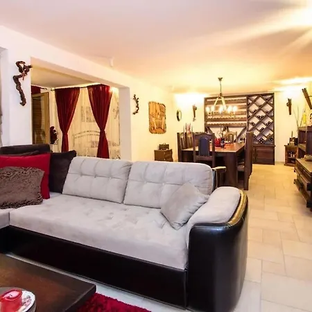 Apartment With 5 Bedrooms Split