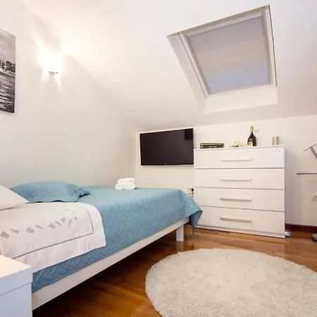 With 5 Bedrooms * Split
