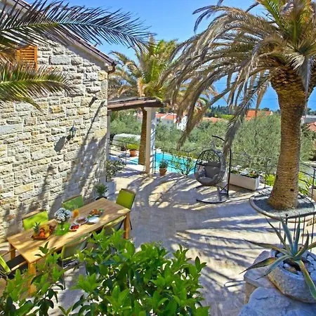 With 5 Bedrooms Apartment Split