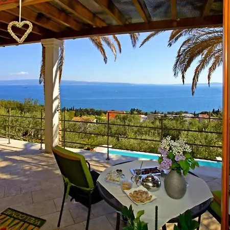 Apartment With 5 Bedrooms Split