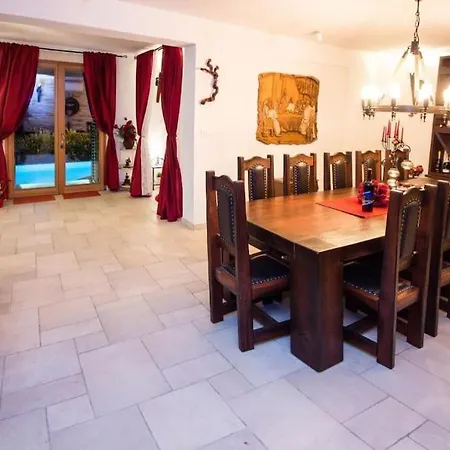 With 5 Bedrooms Apartment *