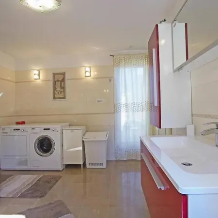 Apartment With 5 Bedrooms